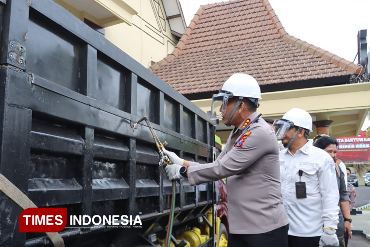 Simbolisasi pemotongan bak truk oleh Kapolresta Banyuwangi Kombes Pol. Rama Samtama Putra. (Foto : Polresta Banyuwangi For TIMES Indonesia)