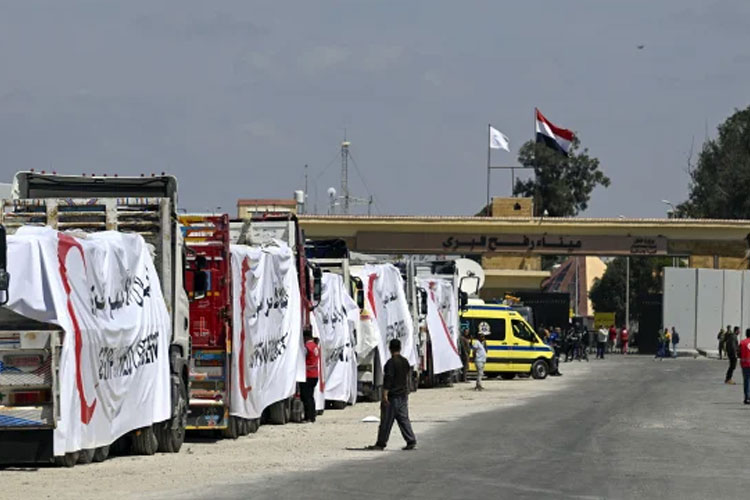 Truk yang membawa makanan dan pasokan medis milik Program Pangan Dunia (WFP) memasuki Gaza melalui perlintasan perbatasan Rafah (Foto: Khaled Desouki / AFP)