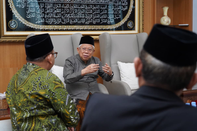 Wakil Presiden ke-13 Ma'ruf Amin menerima pengurus Forum Jurnalis Wakaf dan Zakat Indonesia (Forjukafi) di kediamannya di Depok, Jawa Barat (23/10/2025). (Foto: Tim Humas Ma'ruf Amin)