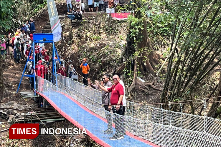 Wali Kota Malang, Wahyu Hidayat meninjau langsung jembatan Kedungkandang-Polehan. (Foto: Rizky Kurniawan Pratama/TIMES Indonesia)