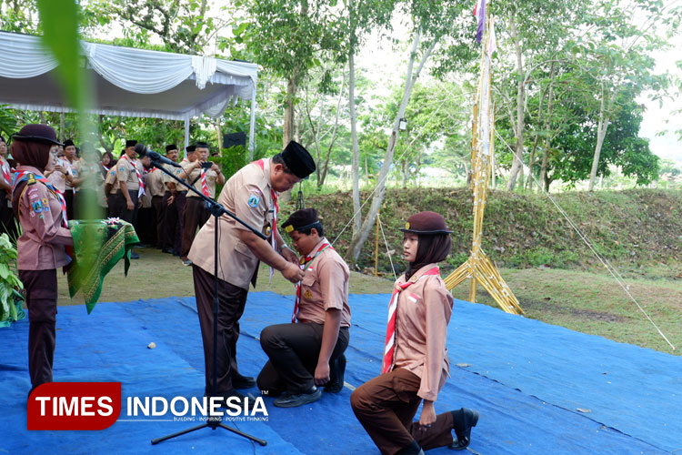 Penyematan tanda peserta kemah penerimaan tamu ambalan SMKN 1 Pacitan. (FOTO: Yusuf Arifai/TIMES Indonesia)