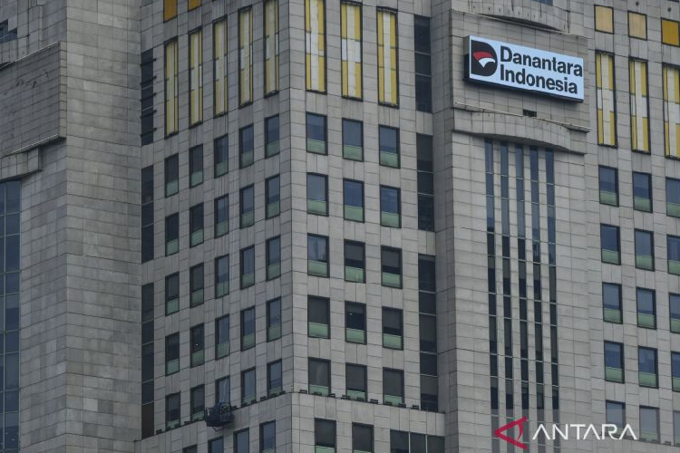 Pekerja membersihkan kaca gedung Wisma Danantara Indonesia di Jakarta, Selasa (8/7/2025).(Foto: Antara/Hafidz Mubarak A/foc)