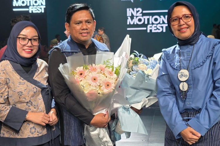 Isyam Syamsi, desainer kondang asal Banyuwangi dalam event IN2MOTIONFEST 2025. (Foto : Dokumentasi TIMES Indonesia)