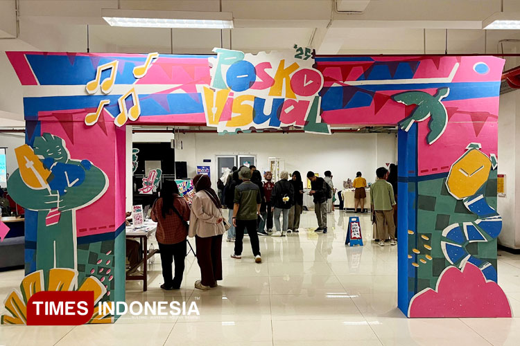 Posko Visual 2025 yang digelar mahasiswa Desain Komunikasi Visual Universitas Negeri Malang mengusung semangat kreativitas mahasiswa untuk menyampaikan ide melalui desain poster. (FOTO: Mohammad Ulil Abshar Maulidi/TIMES Indonesia)