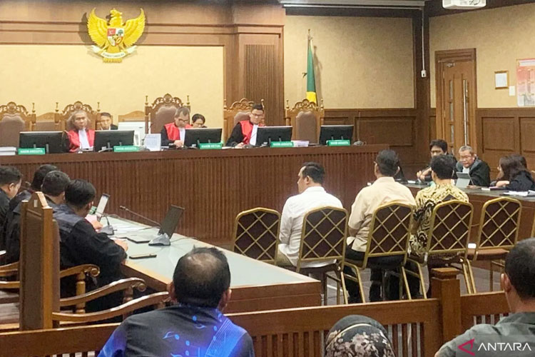 Tiga terdakwa perintangan penegakan hukum tiga perkara korupsi saat mendengarkan pembacaan surat dakwaan di PN Jakarta Rabu (22/10/2025) malam. (FOTO: ANTARA/Agatha Olivia Victoria)