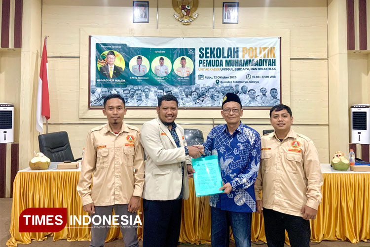 Ketua Pemuda Muhammadiyah Gresik saat menyampaikan maklumat rekomendasi ke Wakil Ketua DPRD Gresik Ahmad Nurhamim. (FOTO: Akmal/TIMES Indonesia).