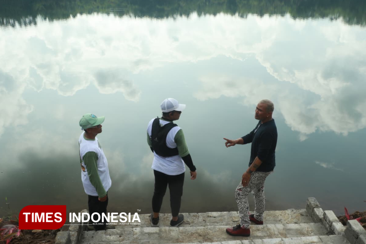 Gus Haris saat meninjau lokasi yang akan dibangun panggung apung vintage permanen. (Foto: Abdul Jalil/TIMES Indonesia)