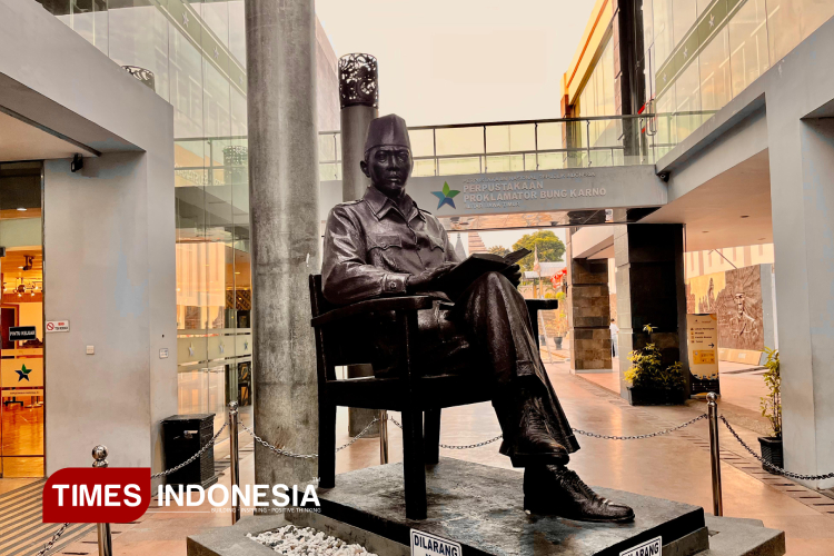 The statue of Bung Karno in the Bung Karno Gallery area, Blitar, stands as a major attraction for visitors who came on Saturday afternoon. (PHOTO: Ardana Pramayoga/TIMES Indonesia)