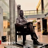 Visitors Believe Soekarno’s Left Shoe Brings Luck, Here’s Why