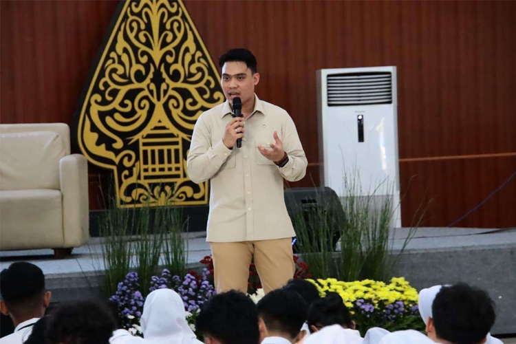 Anggota Komisi E DPRD Jatim, Cahyo Harjo Prakoso, menjadi narasumber dalam Sekolah Legislasi 2025 yang digelar BLM FH Unair. (Foto: DPRD Jatim)