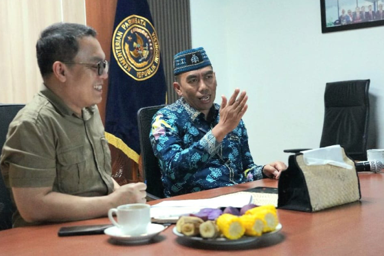 Plt Dirut BPOLBF, Dwi Marhen Yono, bersama Asisten Deputi Bidang Pengembangan Pariwisata, Kemenko Perekonomian, Herfan Brilianto Mursabdo. (Foto : Dokumentasi TIMES Indonesia)