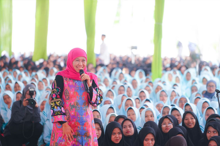 Gubernur Khofifah saat menghadiri Peringatan Hari Santri 2025 di Pondok Pesantren Mojosari, Kabupaten Nganjuk, Kamis (23/10/2025). (Foto: Dok.Humas Pemprov Jatim)