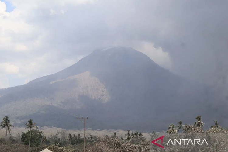 Gunung Lewotobi Laki-laki yang terletak di Kecamatan Wulanggitang, Kabupaten Flores Timur, Nusa Tenggara Timur (NTT). (FOTO: ANTARA/Gecio Viana)