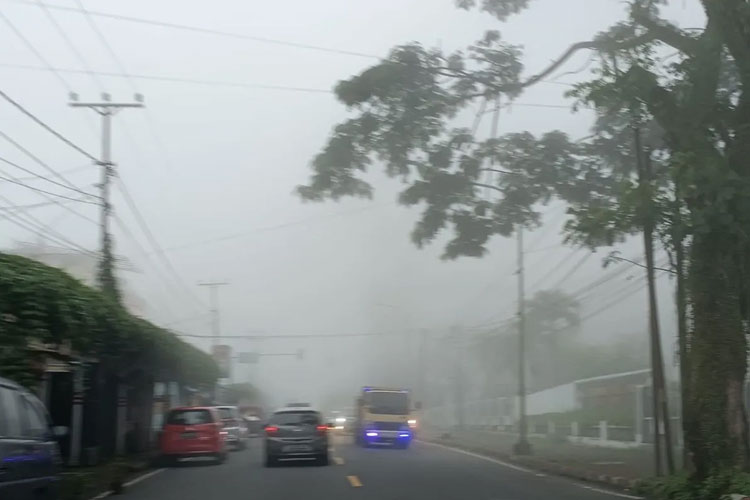 Badan Meteorologi, Klimatologi dan Geofisika (BMKG) mengingatkan warga di sepuluh kabupaten dan kota mewaspadai potensi bencana hidrometeorologi. (Foto: Antara/Karel A Polakitan)