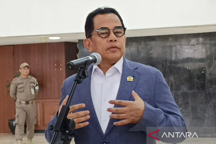 Sekjen DPR RI, Indra Iskandar di kompleks parlemen, Jakarta, Jumat (4/10/2024). (FOTO: ANTARA/Bagus Ahmad Rizaldi)