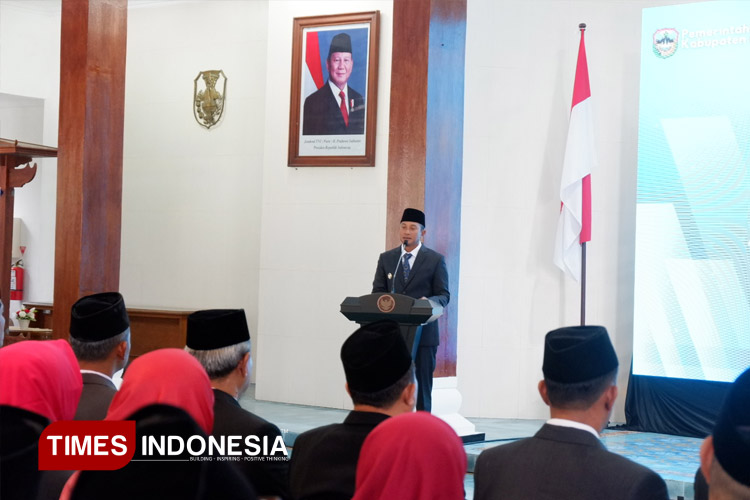 Usai melantik enam kepala dinas baru, Bupati Pacitan, Indrata Nur Bayuaji lebih banyak berdoa ketimbang pidato panjang lebar. (FOTO: Yusuf Arifai/TIMES Indonesia)