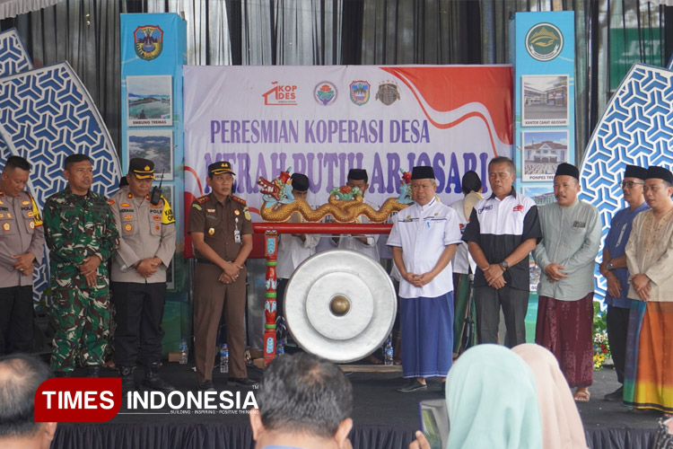 Kajari-dan-Forkopimda-Foto-bersama-usai-peresmian-Kopdes.jpg