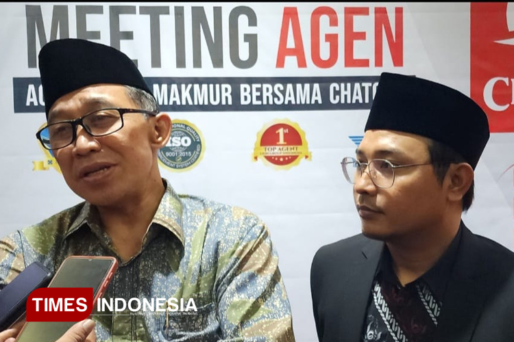 (kiri-kanan) Kepala Bidang Penyelenggaraan Haji dan Umrah (PHU) Kemenag Jatim Mohammad As’adul Anam dan Direktur Utama Chatour Travel, H. Khusaini Basir, Jumat (24/10/2025). (Foto: Lely Yuana/TIMES Indonesia)