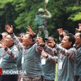 Rayakan HUT TNI ke-80, Jurnalis Blora Ikuti Tantangan Roda Tank dan Rappelling Bersama TNI