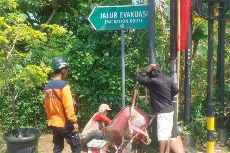 Pemasangan salah satu rambu evakuasi (foto: dok BPBD kota Kediri)