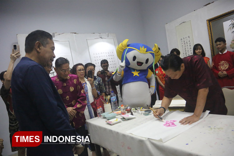 Pengunjung-tengah-menikmati-pameran-lukisan-a.jpg