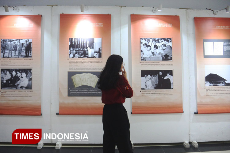 Pengunjung-tengah-menikmati-pameran-lukisan-c.jpg