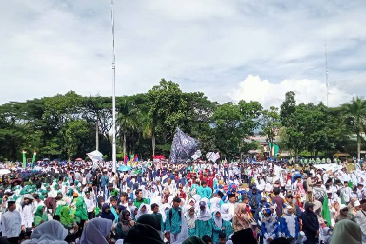 Ribuan Santri Cianjur Tumpah Ruah Rayakan Hari Santri Nasional 2025