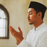 Mengapa Ada Shalat yang Dibaca Keras dan Ada yang Pelan? Ini Hikmahnya