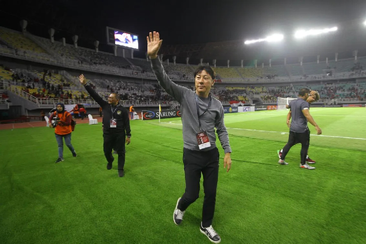 Shin Tae-yong melambaikan tangan kepada para suporter usai pertandingan persahabatan FIFA Matchday antara Timnas Indonesia melawan Timnas Turkmenistan di Stadion Gelora Bung Tomo, Surabaya. (ANTARA FOTO)