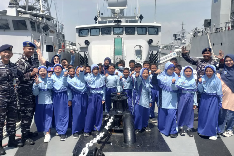 Saat Siswa MI Alam Al-Azhar Sumberrejo berkunjung ke Markas Komando Armada II Surabaya, Kamis (23/10/2025).