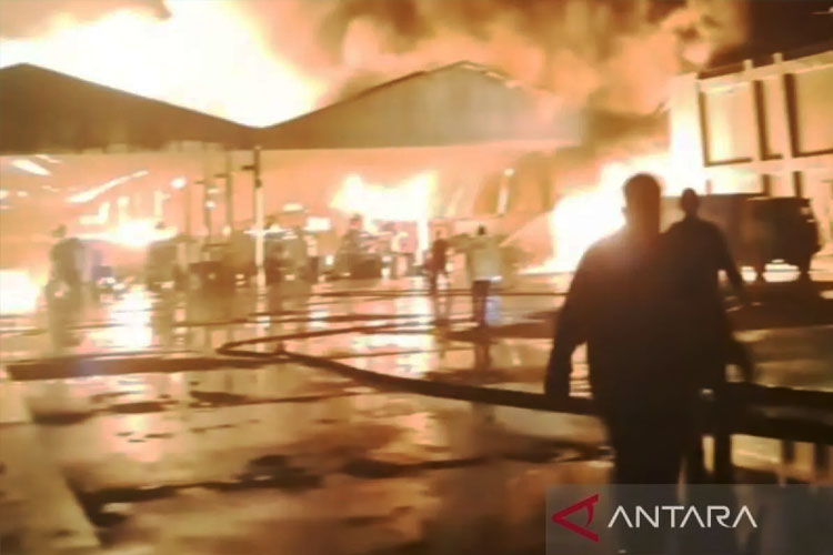 Tangkapan layar pabrik B3 Jalan Raya Rengasdengklok, Kelurahan Tunggakjati, Kecamatan Karawang Barat, Kabupaten Karawang, Jawa Barat terbakar, Jumat (24/10/2025, 02.10 WIB). (FOTO: ANTARA/Instagram/@damkarkrw/Donny Aditra)