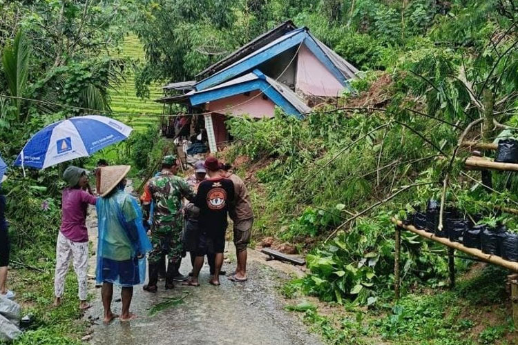 Tebing Longsor di Nawangan Pacitan, Satu Rumah Rusak Warga Mengungsi
