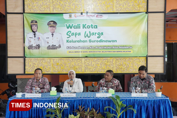 Wali Kota Mojokerto, Ika Puspitasari pada saat menyampaikan agar warga Tertib Administrasi untuk perekaman KTP, Jumat (24/10/2025). (Foto: Dok. TIMES Indonesia)