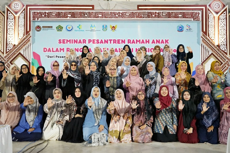 Menteri PPPA dan Wali Kota Kediri usai seminar dalam rangka Hari Santri Nasional 2025 di ponpes Lirboyo Kota Kediri (foto: dok Pemkot Kediri)
