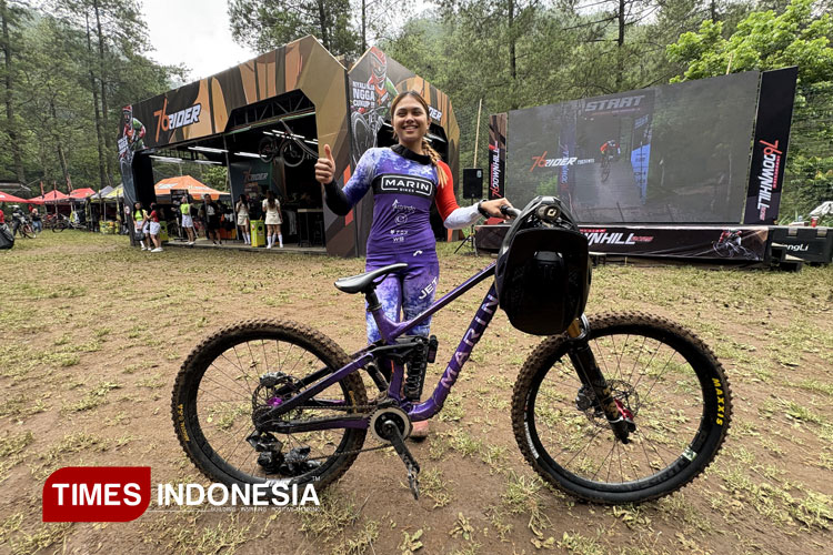 Riska Amelia Agustina rider Marin Astri Indo Racing tengah melakoni sesi seeding dan qualifikasi 76 Indonesian Downhill 2025 i trek Klemuk, Kota Batu Sabtu (25/10/2025). (Foto: Tria Adha/TIMES Indonesia)