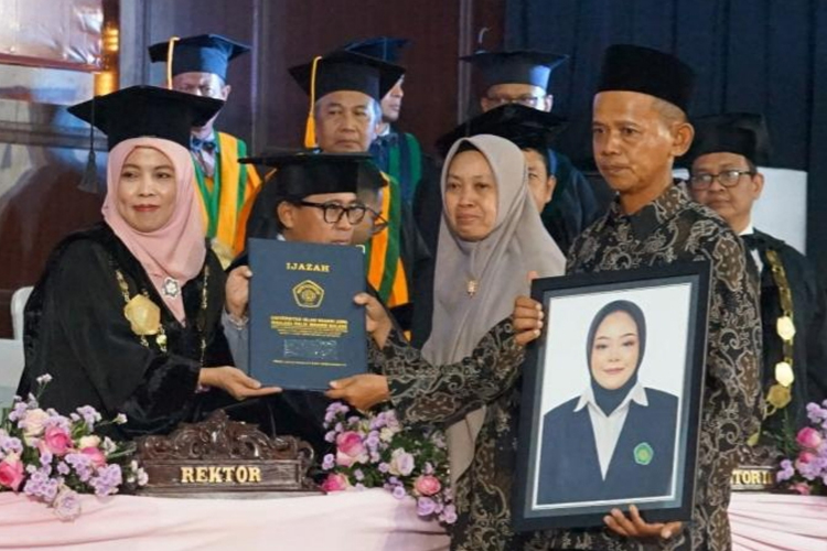 Orang Tua Terima Ijazah Putri yang Telah Tiada, Momen Haru Iringi Wisuda ke-90 UIN Malang