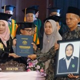 Orang Tua Terima Ijazah Putri yang Telah Tiada, Momen Haru Iringi Wisuda ke-90 UIN Malang