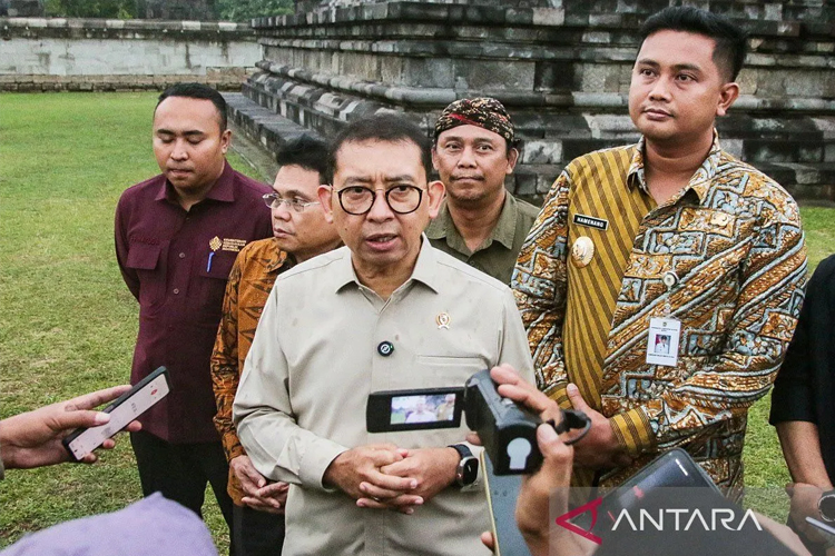 Menteri Kebudayaan Fadli Zon memberikan keterangan kepada wartawan usai peletakan batu pertama pengembangan Situs Candi Plaosan di Klaten, Jawa Tengah, Kamis (23/10/2025). ANTARA