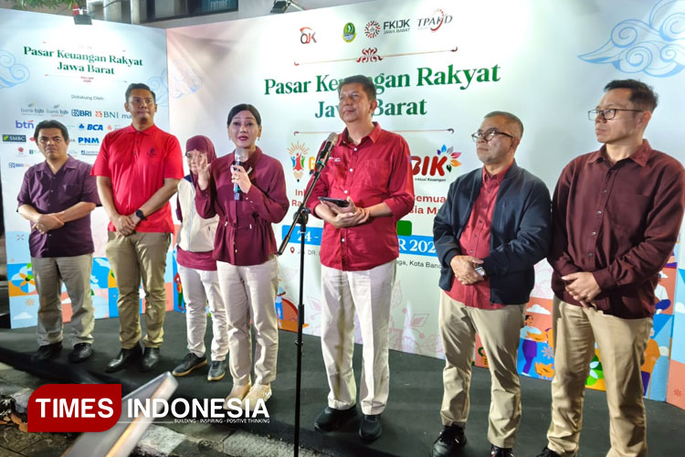 Friderica Widyasari Dewi, Kepala Eksekutif Pengawas Perilaku Pelaku Usaha Jasa Keuangan OJK memberikan keterangan pada awak media didampingi Kepala OJK Jabar, Darwisman (Foto: Djarot/TIMES Indonesia)