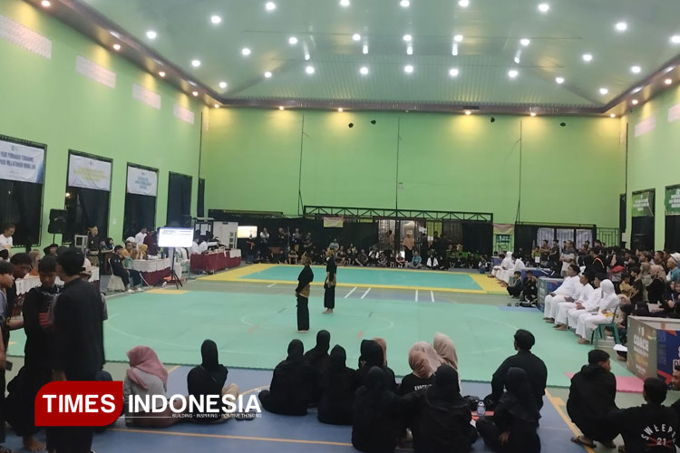 Suasana Pembukaan Kejuaraan Pencak Silat MAALMA Th 2025 di GOR Madrasah Aliyah Ma'arif Udanawu, Jumat 24/10 2025. (Foto: Kusnin/TIMES Indonesia)