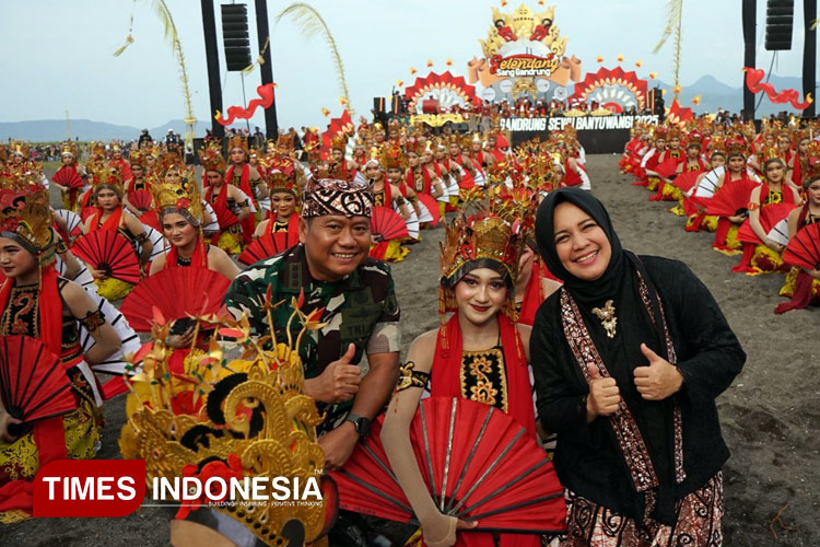 TNI Hadir Menjaga Budaya, Danrem 083/Baladhika Jaya Saksikan Gandrung Sewu 2025 di Banyuwangi