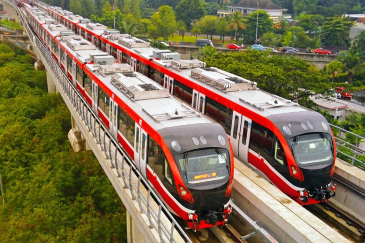 LRT Jabodebek Gangguan, Penumpang Dievakuasi Jalan Kaki di Jalur Rel