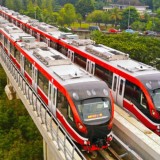 LRT Jabodebek Gangguan, Penumpang Dievakuasi Jalan Kaki di Jalur Rel