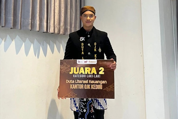 Ilham Ananda Wahyudi, Mahasiswa Fakultas Ekonomi dan Bisnis  (FEB) Juara II Dura Literasi Keuangan OJK, Sabtu (25/10/2025). (FOTO: Dok. Unair)