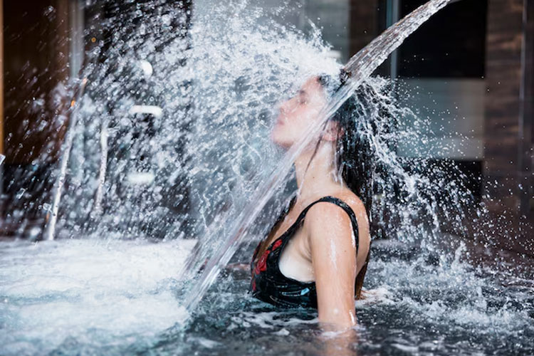 Mandi, idealnya dua kali sehari dengan durasi 5-10 menit setiap kalinya. (Foto: Freepik)