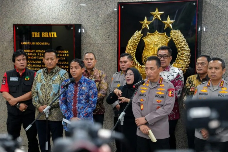 Menhut Raja Juli Antoni (kiri depan) dan Kapolri Jenderal Pol. Listyo Sigit Prabowo dalam konferensi pers usai pertemuan di Jakarta, Jumat (24/10/2025). (Kemenhut)