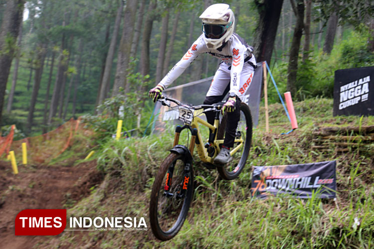 Pandu Satrio Perkasa dan Riska Amelia Agustina dalam sesi seeding run & qualification 76 Indonesian Downhill 2025 di Klemuk Bike Park, Batu, Jawa Timur, Sabtu (25/10/2025). (Foto: Tria Adha/TIMES Indonesia)