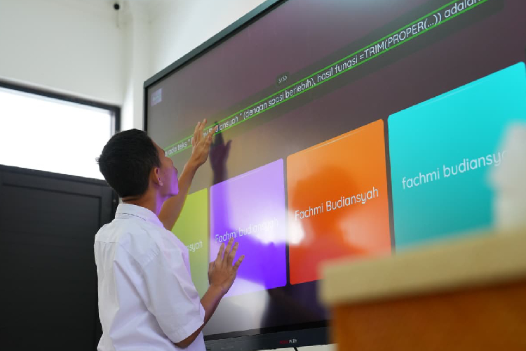 64 Ribu Papan Interaktif Digital, Kemendikdasmen Percepat Digitalisasi Pendidikan Nasional