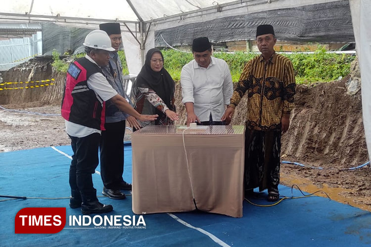 Wakil Gubernur Jawa Tengah Taj Yasin Maimoen didampingi Bupati Banjarnegara dr Amalia Desiana usai peletakan batu pertama. (FOTO: Muchlas Hamidi/TIMES Indonesia)