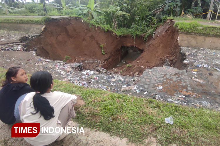 Tanggul irigasi Siwuluh yang jebol masih membuat penasaran warga. (FOTO: Muchlas Hamidi/TIMES Indonesia)
